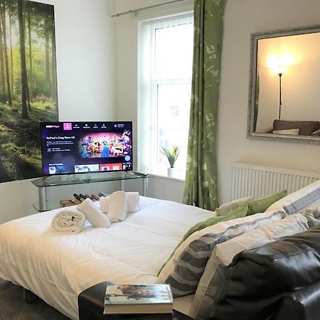 Restful 1-Bedroom Flat In St Helens St Helens  エクステリア 写真