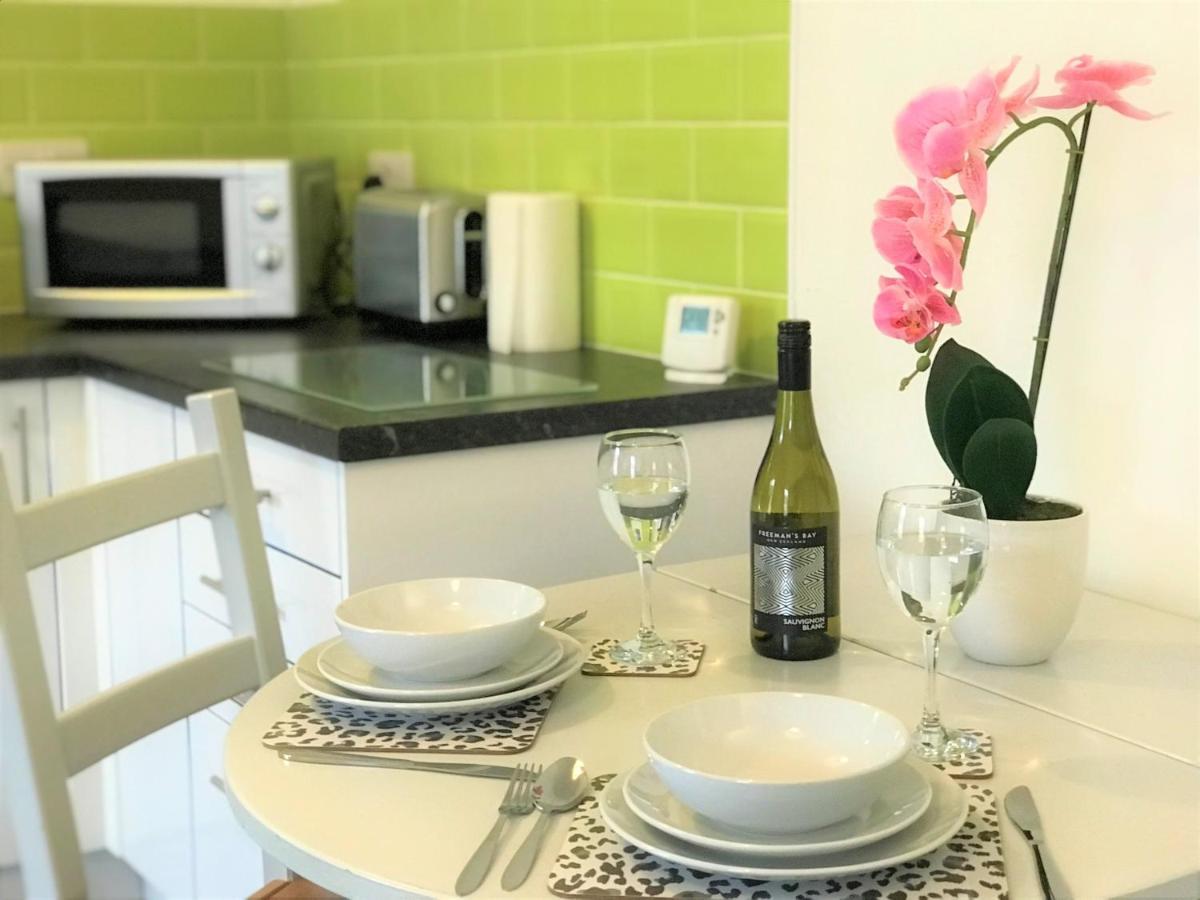 Restful 1-Bedroom Flat In St Helens St Helens  エクステリア 写真