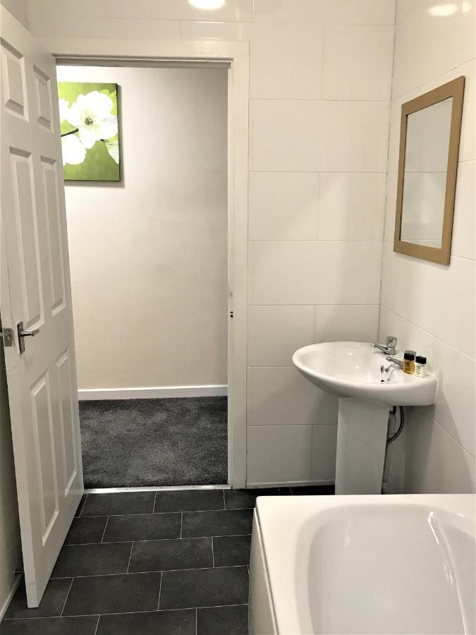 Restful 1-Bedroom Flat In St Helens St Helens  エクステリア 写真