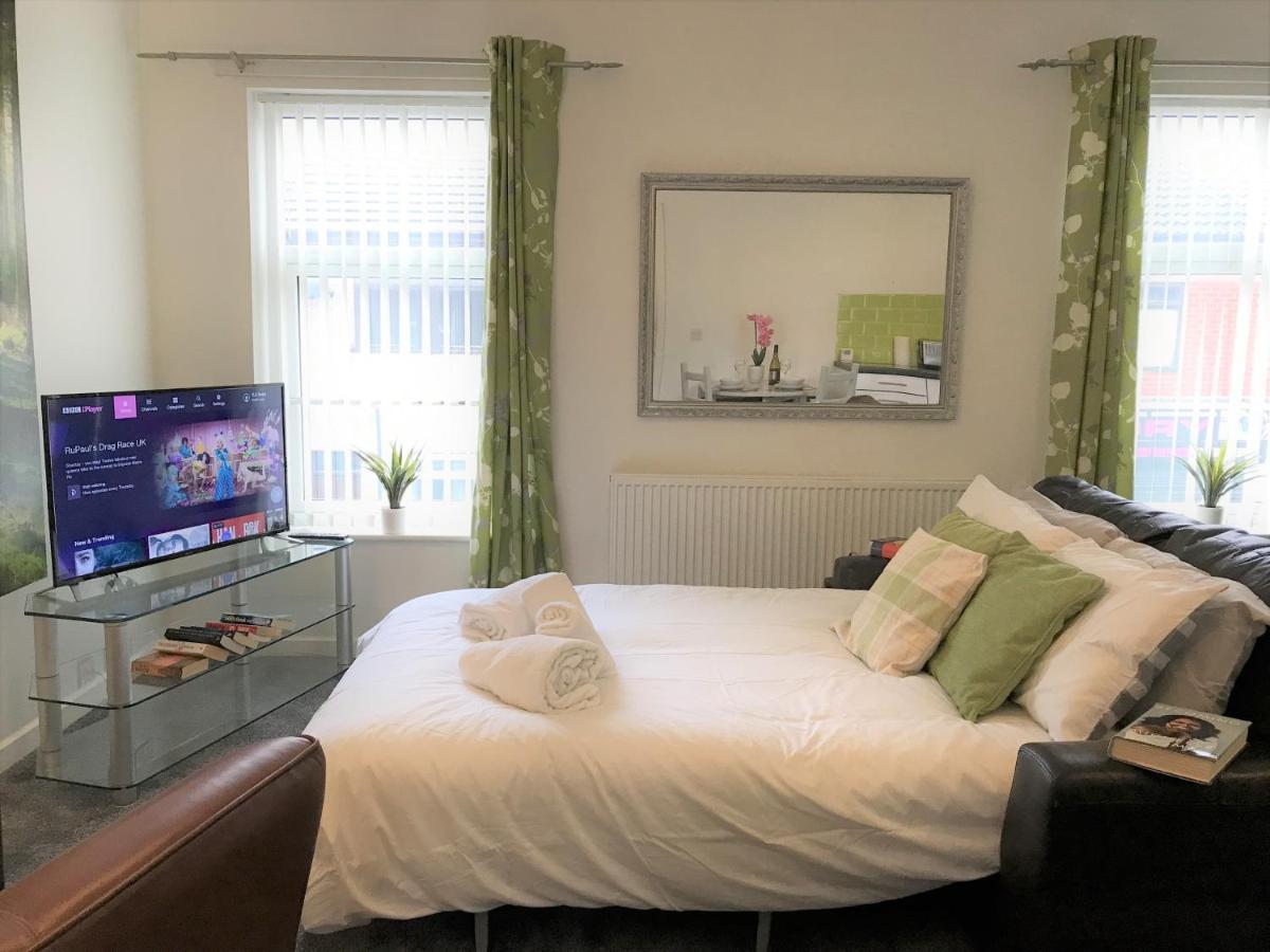 Restful 1-Bedroom Flat In St Helens St Helens  エクステリア 写真